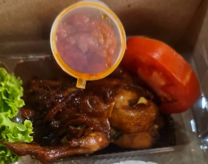 MENU AYAM KECAP + LALAPAN + SAMBAL