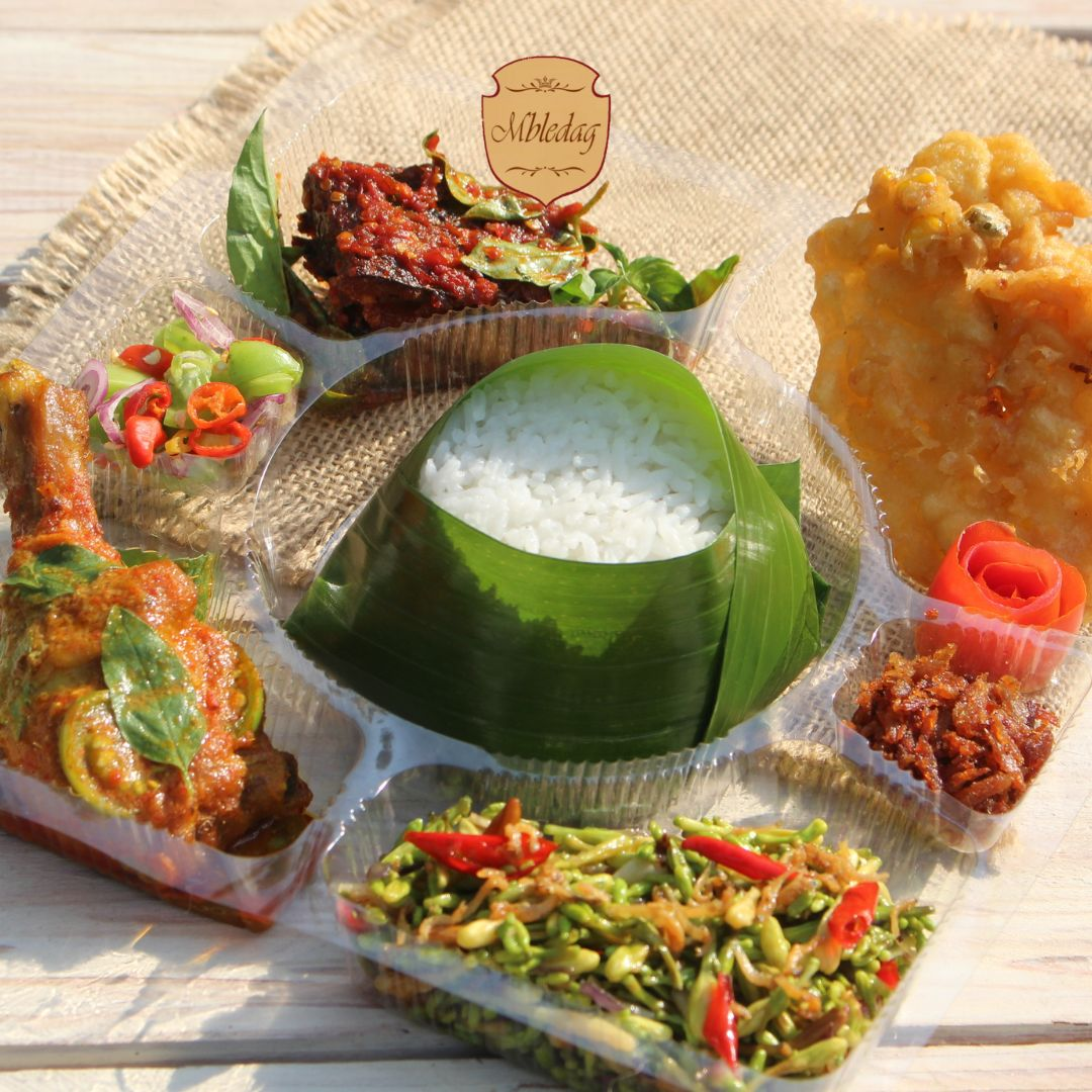 Paket Nusantara Nasi Manado (Box) by Mbledag Catering