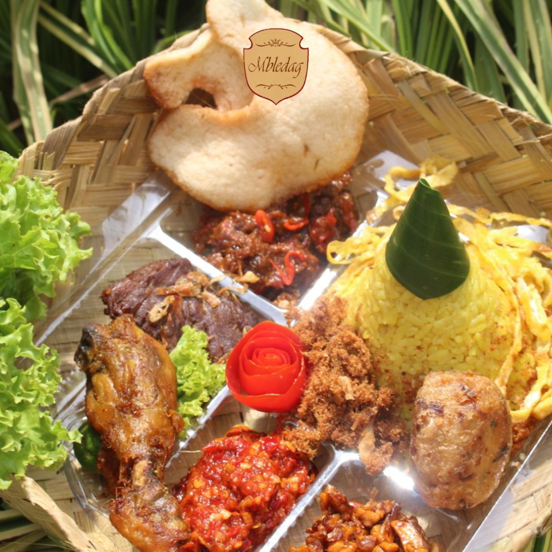 Paket Nusantara Nasi Kuning (Box) by Mbledag Catering