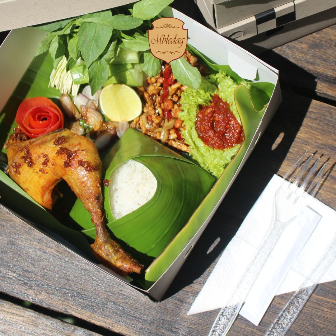 Paket Nasi Box Ayam Goreng (Box) by Mbledag Catering