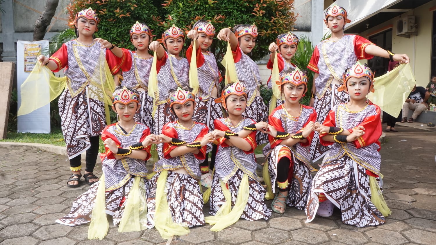 SEWA BAJU TARI