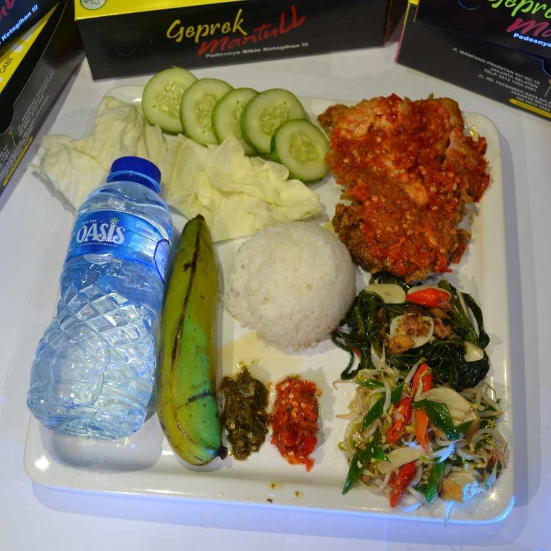 paket geprek sambel terasi dan sayur