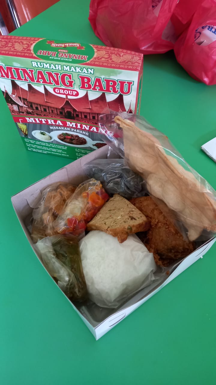 Paket Nasi Box Ayam Goreng + Telor Dadar