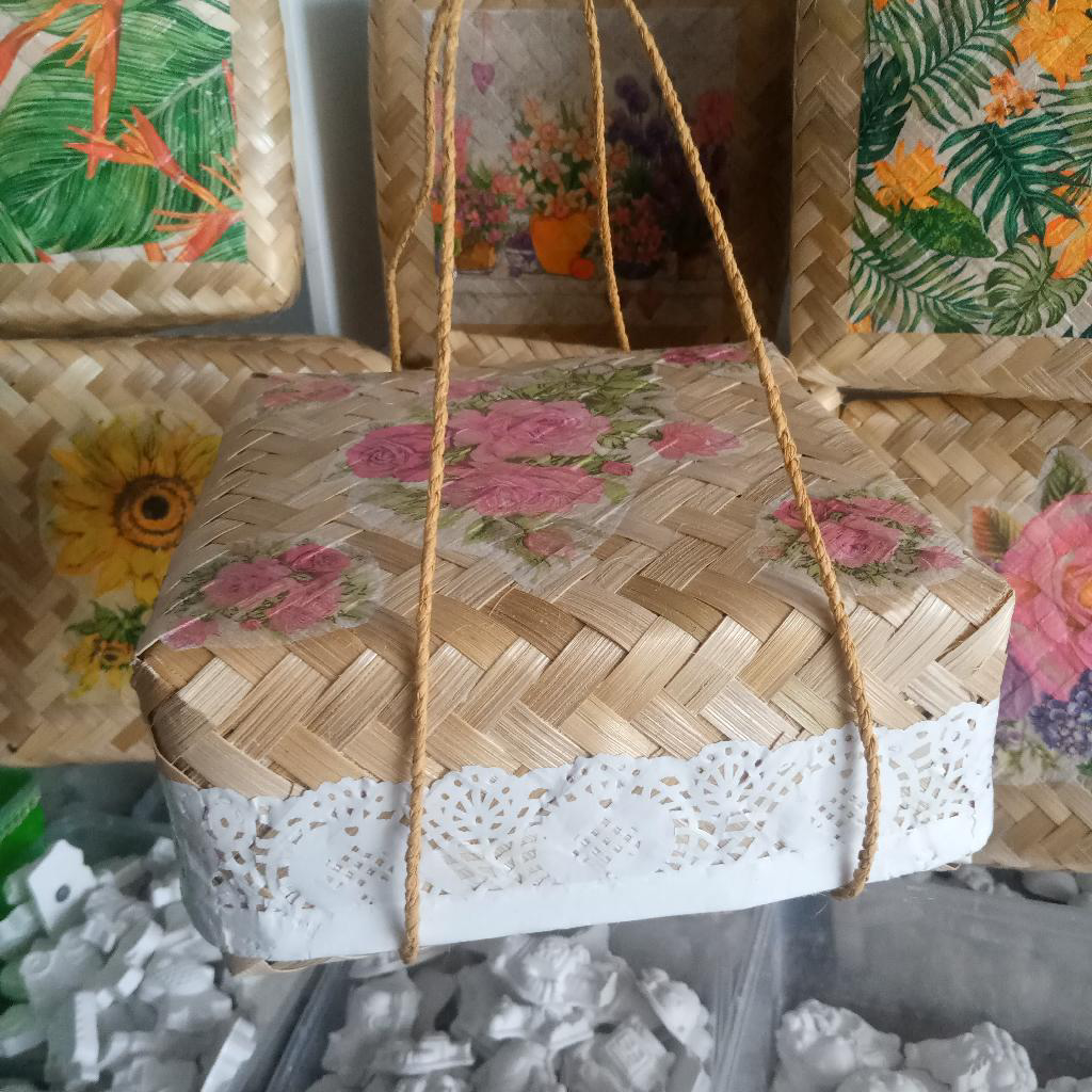 Box Hamper Kotak Kado Box Besek Anyaman Bambu gambar Seni Decoupage Pilih   size :22 x 22 x 7 cm,20x20cm dan 20x30 cm2