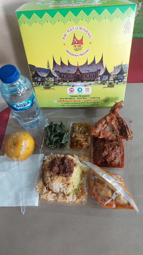 nasi,ayam,udang,sate,sambal,sayur,buah,air meniral botol,sendok,tisu1
