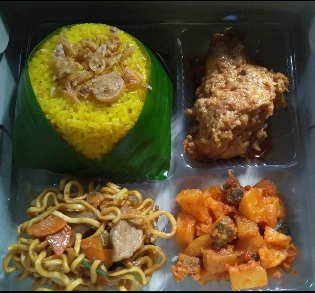 Nasi kuning ayam kaleyo