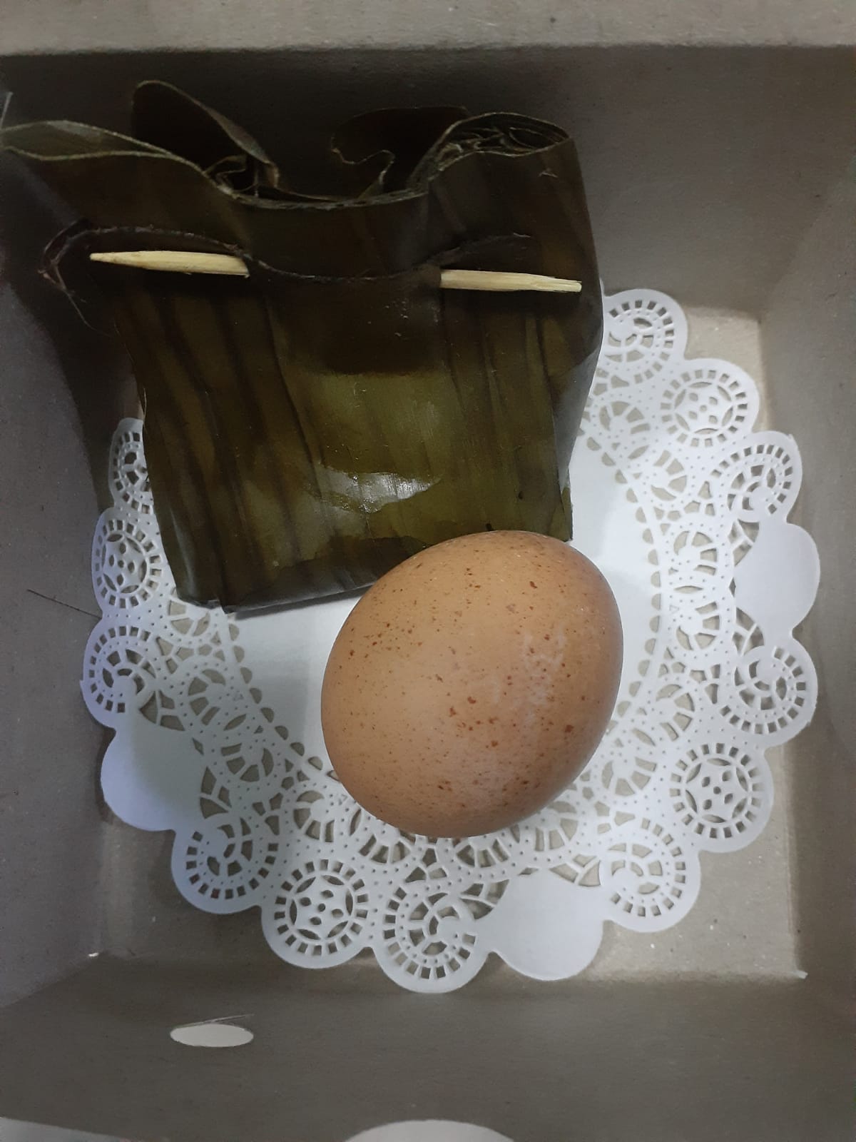 Barongko (pisang kepok,susu ,santan,telur ,gula ,tepung terigu) + telur rebus