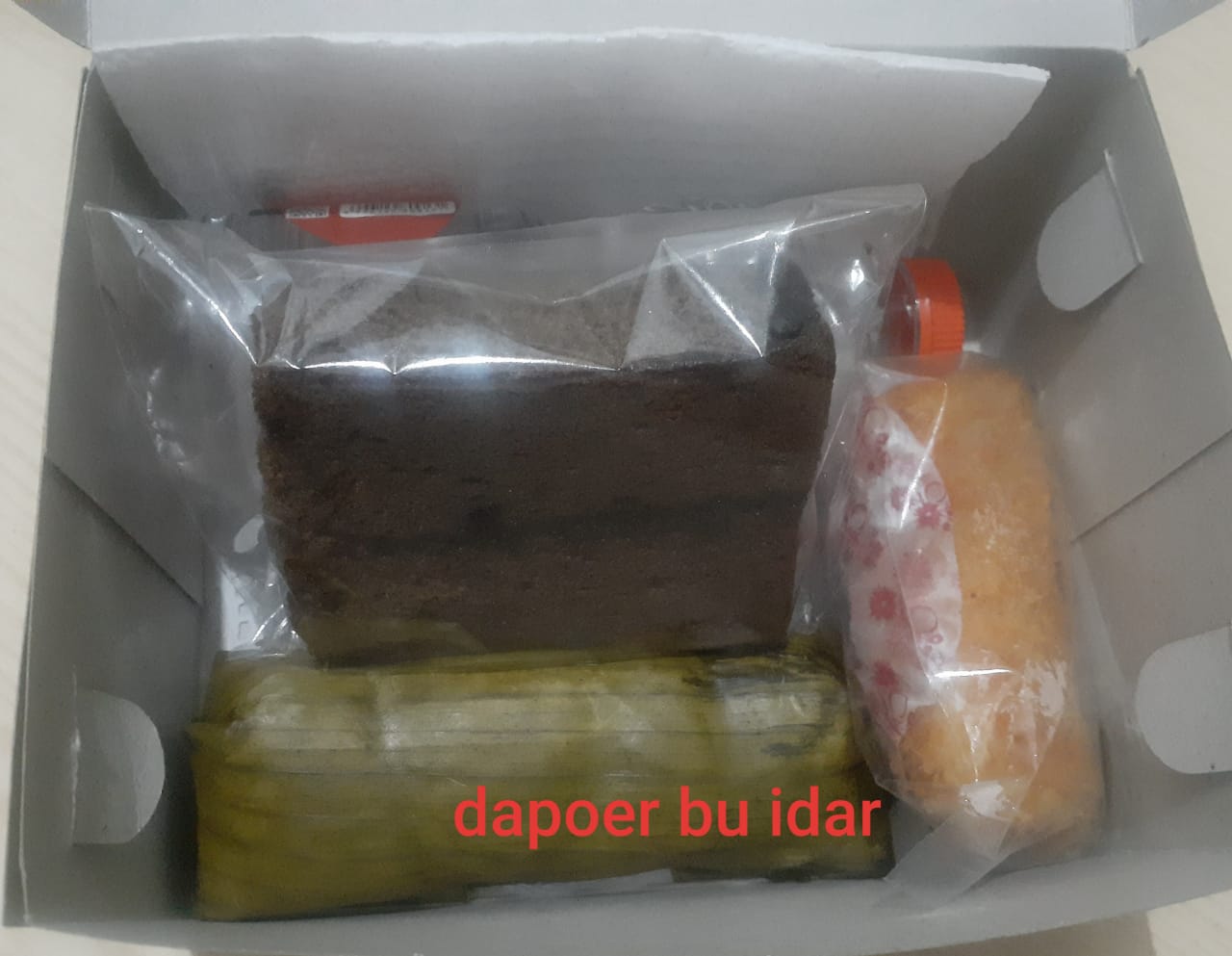 Lontong, risol mayonaise, brownies, mineral