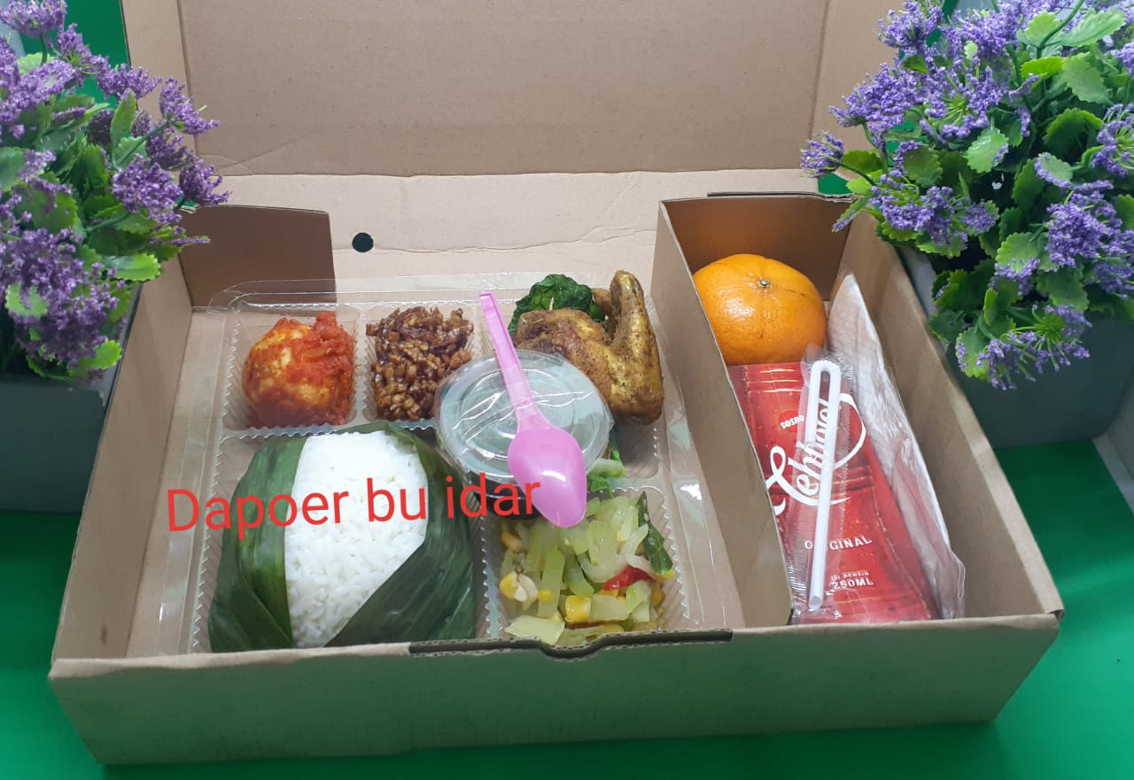 Nasi, Telor balado, tempe orek, ayam goreng, tumis labu, sambal