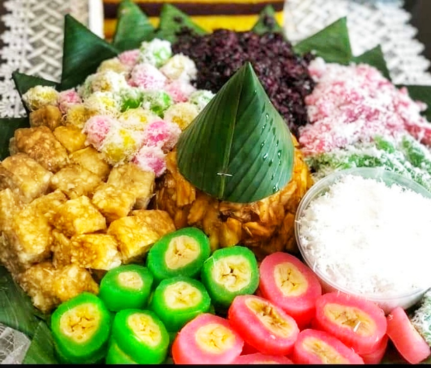 Tumpeng Jajanan Tradisional