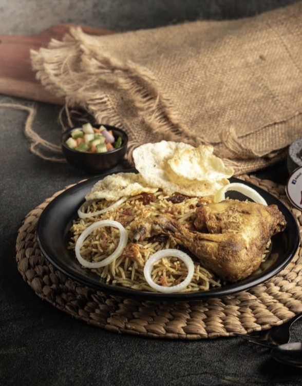 Nasi Kebuli Ayam + Sambal + Acar + Lalapan + Air Mineral Tissue Kering + tissue basah