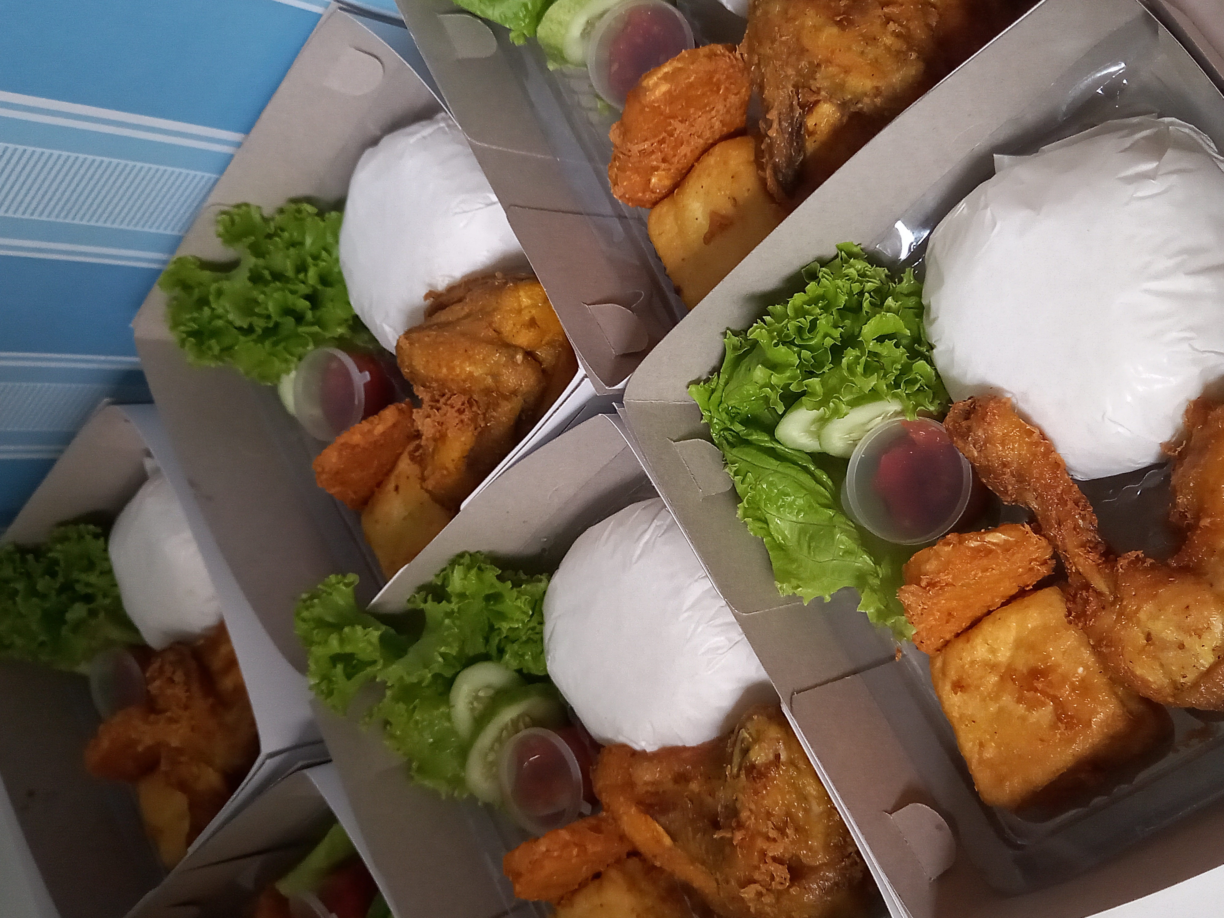 Nasi ayam kremes
