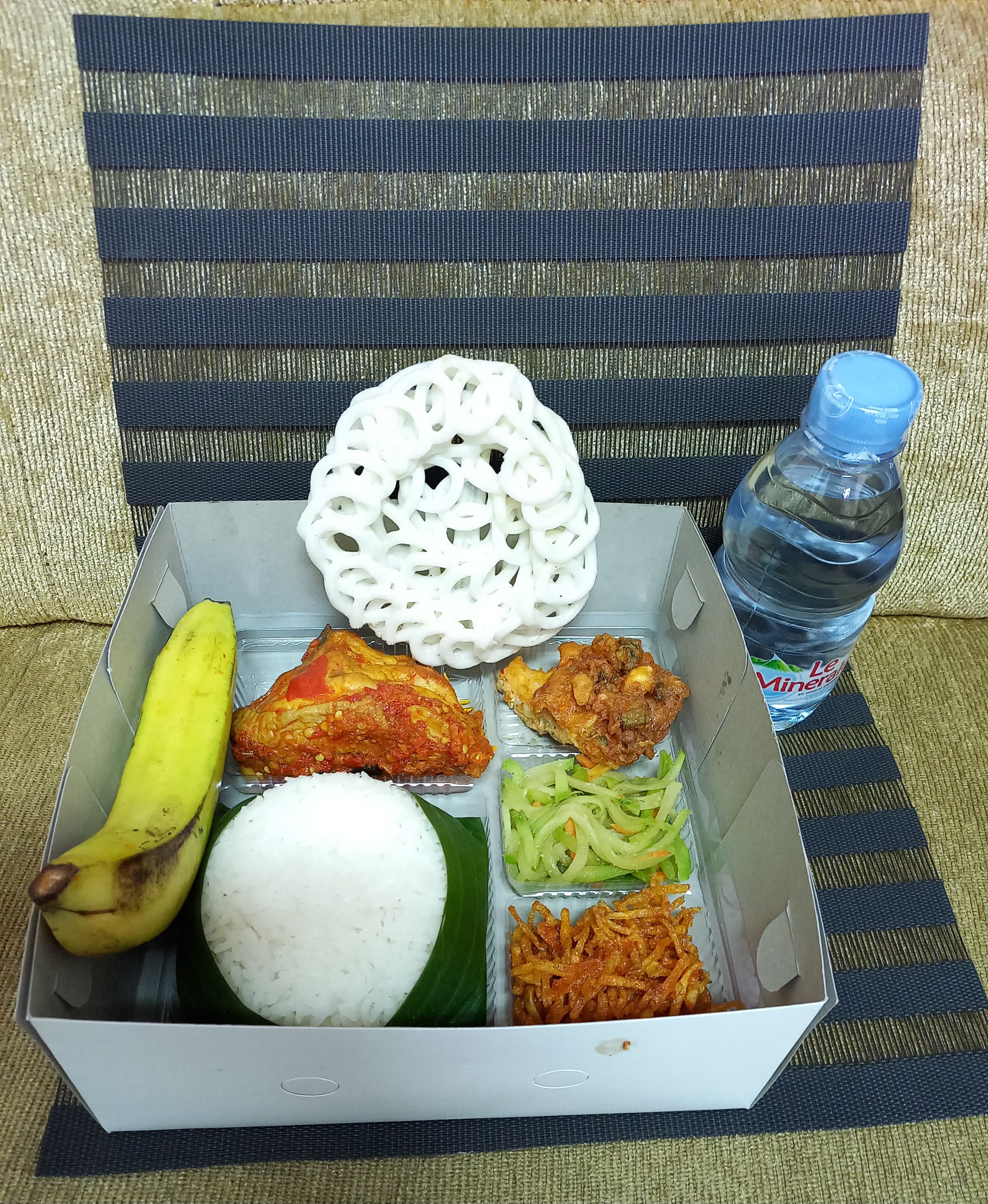 PAKET NASI BOX AYAM BAKAR/GORENG/SERUNDENG