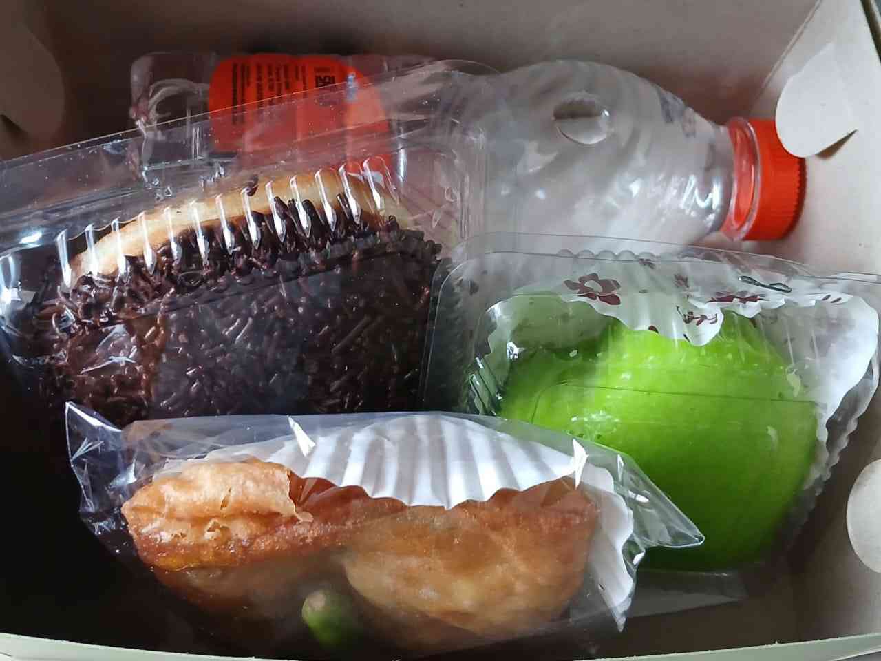 Paket 20 SnackBox, isi 3 kue+air mineral