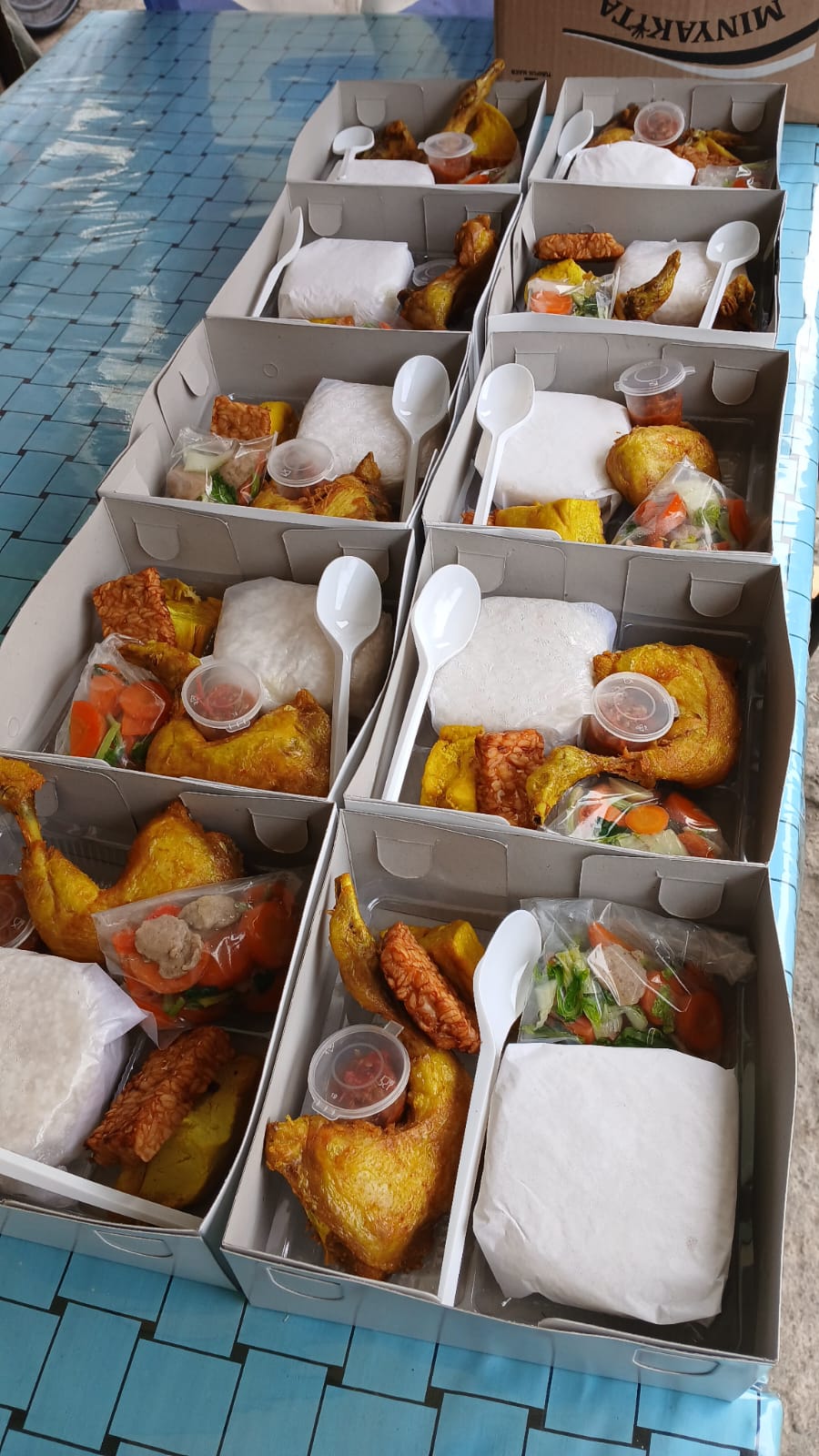 Paket nasi ayam goreng