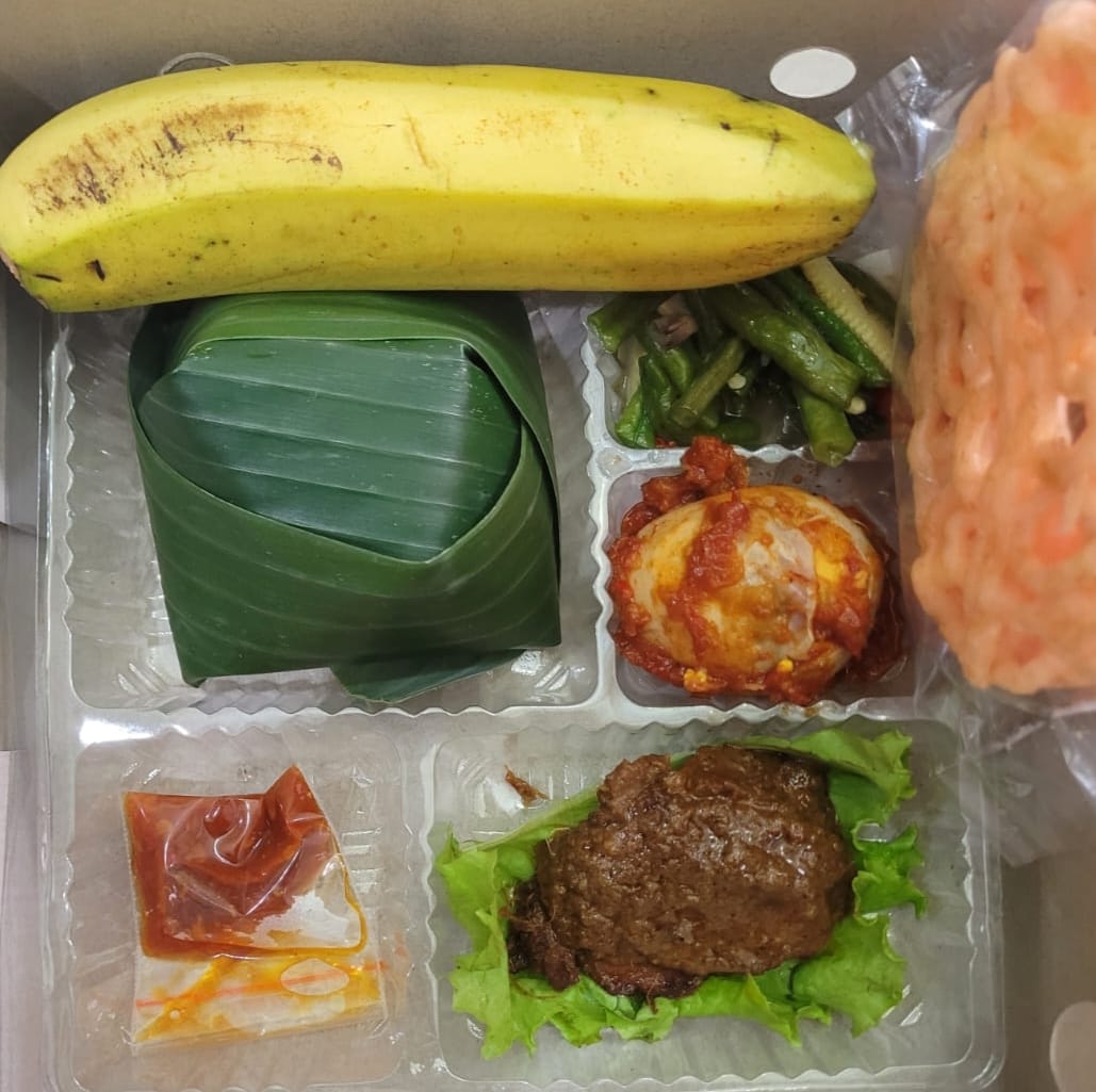 Nasi Box 3 (Nasi, Daging Rendang, Telur Balado, Sayuran, Pisang dan Kerupuk)