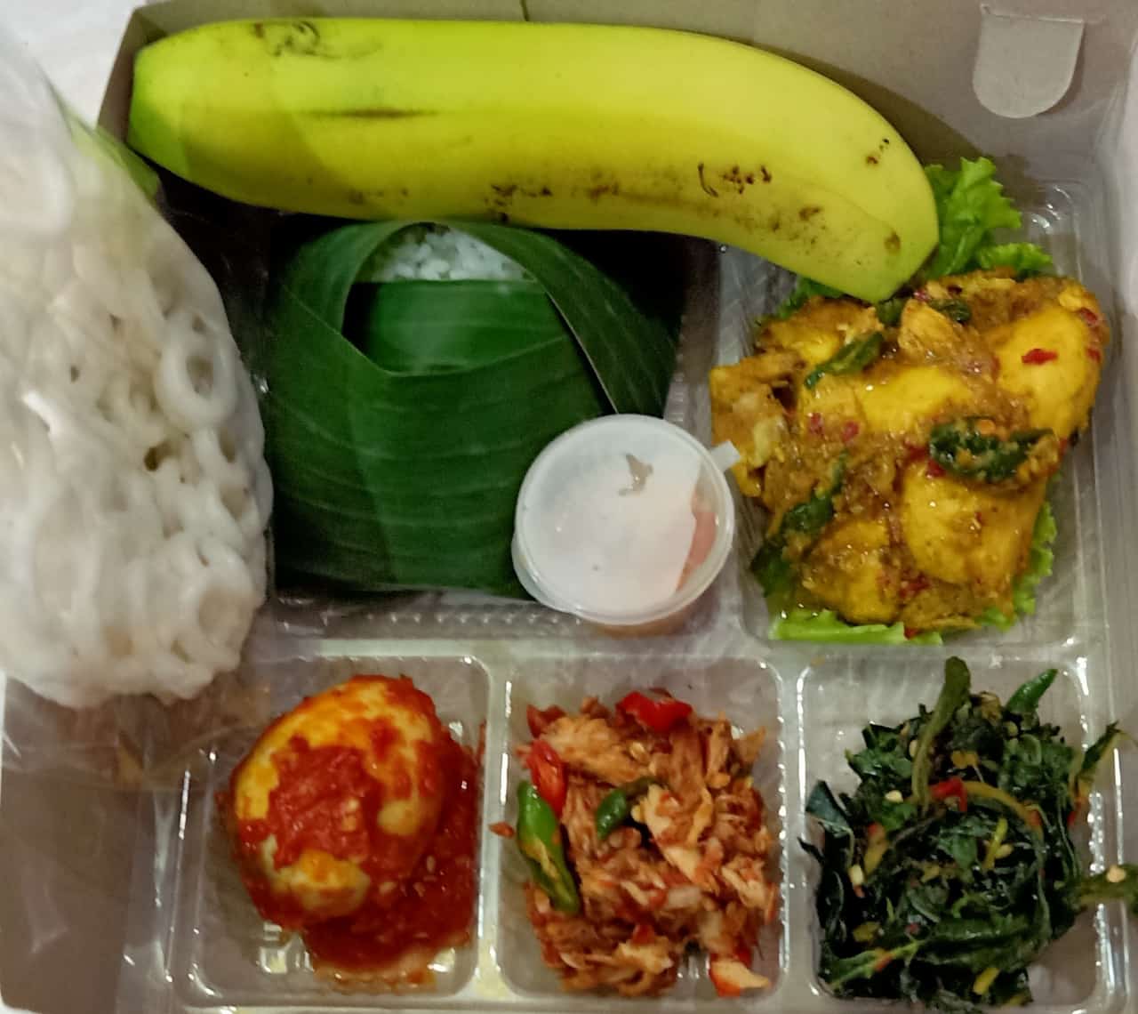 Nasi Box 4 (Nasi, Ayam, Telur Balado, 2 Sayur, Pisang/Kerupuk)