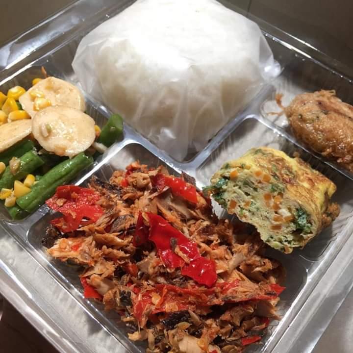 Nasi Box Ikan Tuna Suwir Sambal Korek