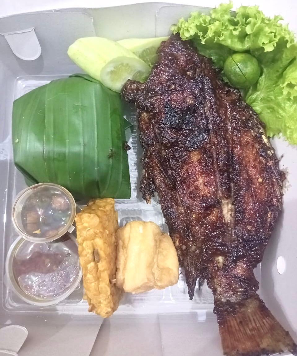 Nasi Ikan Bakar, tahu tempe, sambal, lalap