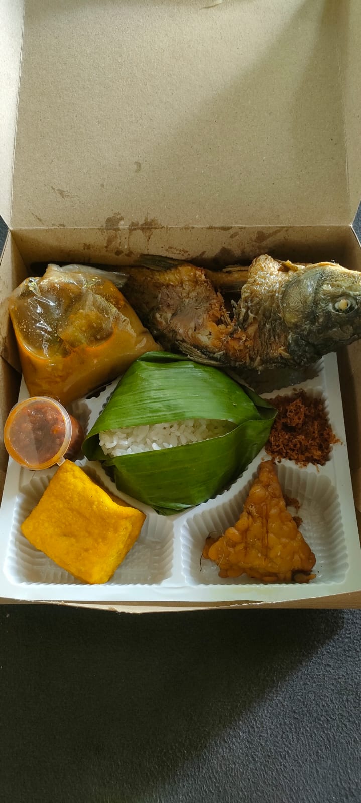 Nasi timbel, ikan mas goreng, tahu, tempe, sayur lodeh