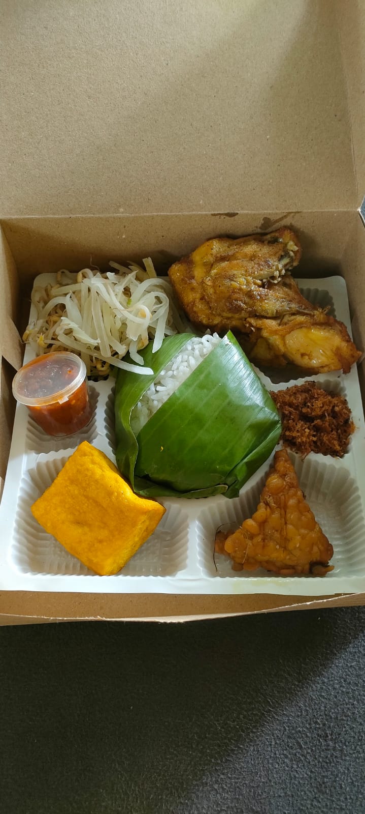 Nasi timbel, ayam goreng, tahu,tempe, urap sayuran, sambal