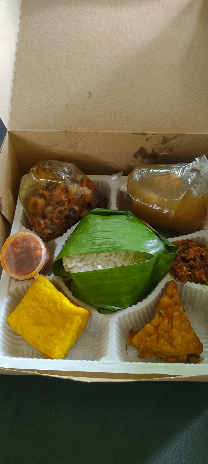 Nasi timbel, oseng cumi, tahu, tempe, sayur asem, sambal