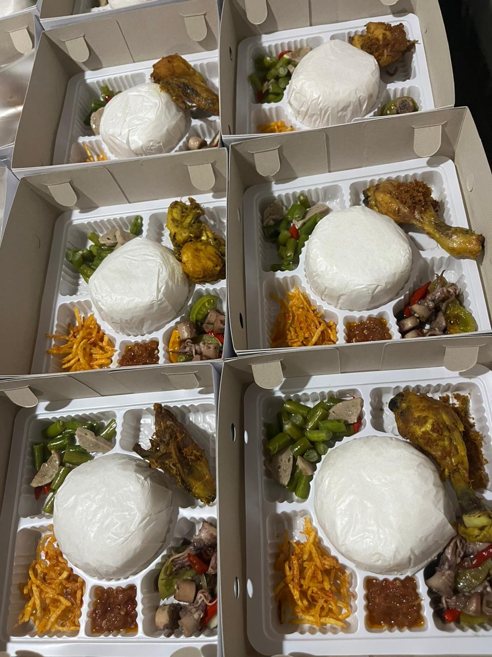 50 paket nasi box dan snack box Dapoer Sabrina