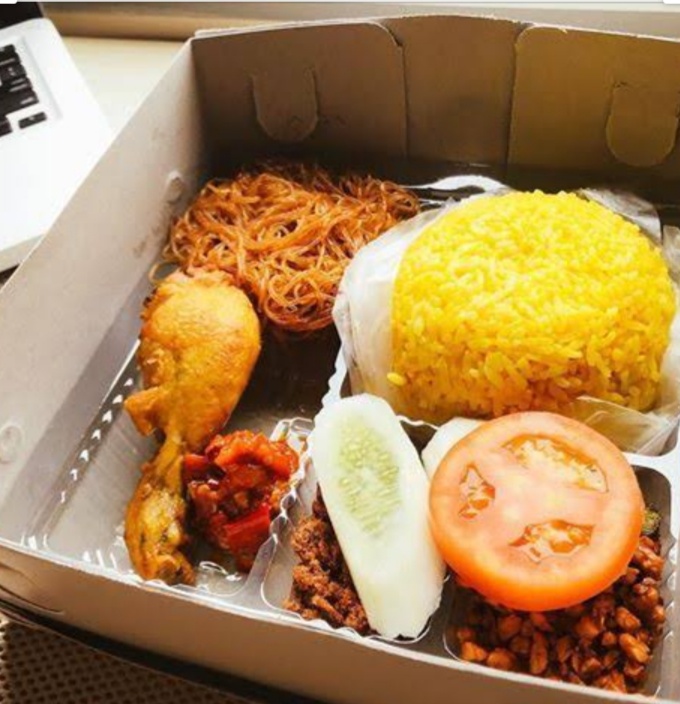 Nasi Kuning Ayam