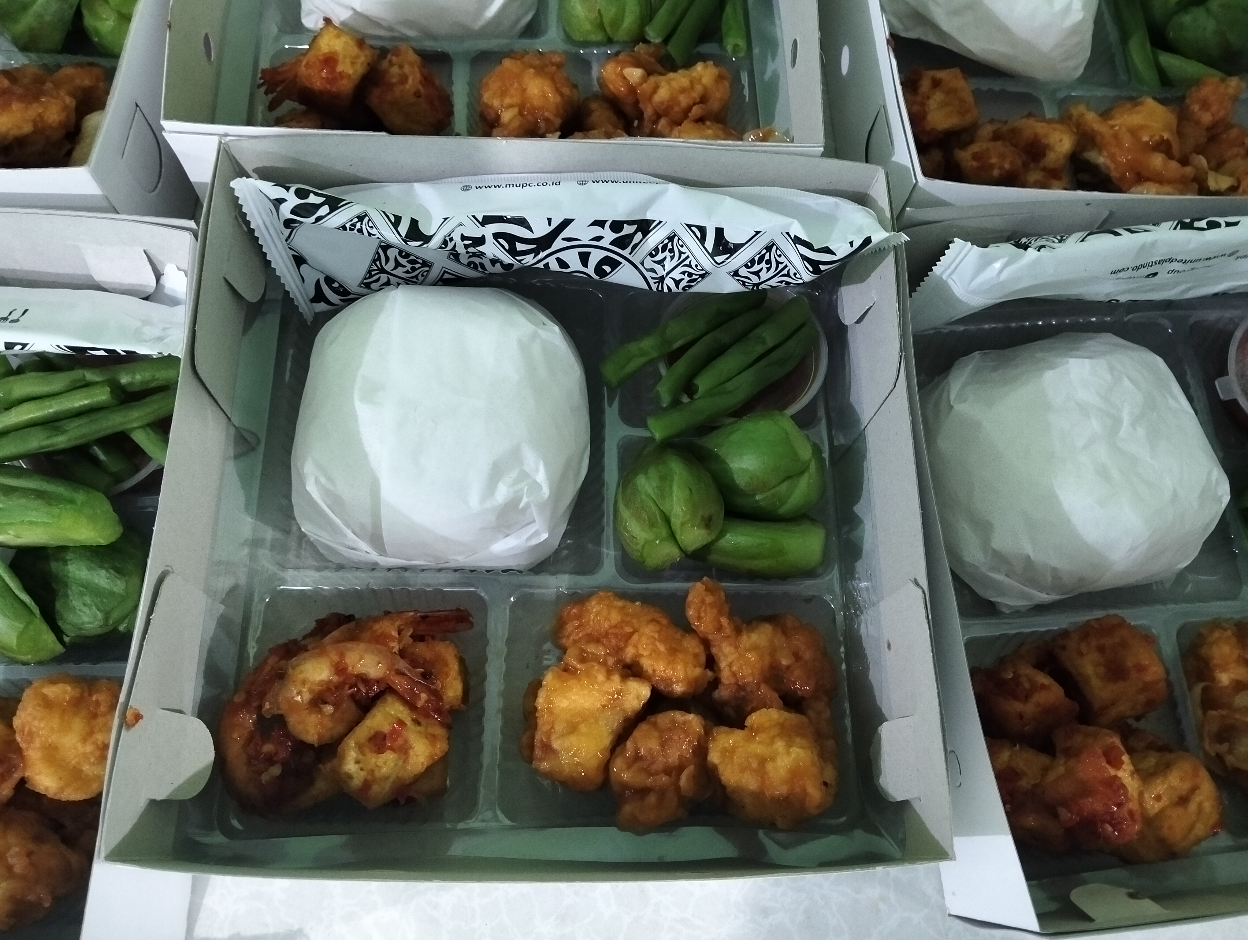 Paket komplit nasi dan Snack box
