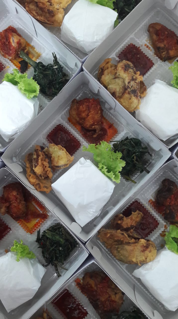 Nasi Box Kindara (Nasi Ijo Ayam Balado)