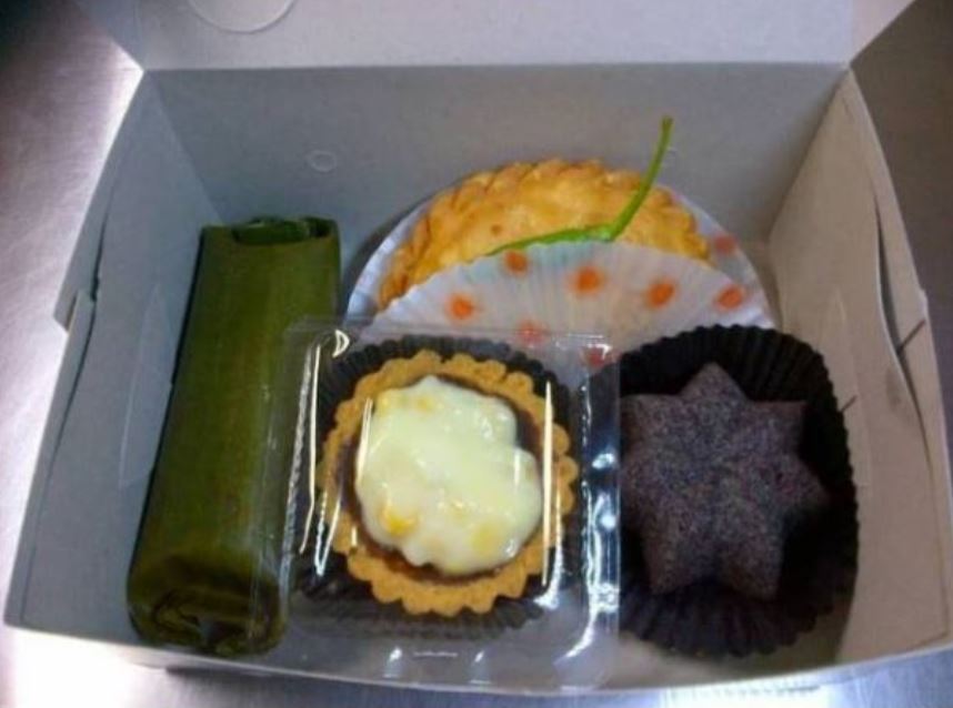 SNACK BOX ISI 4 KUE