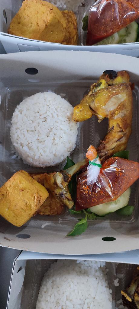 Nasi ayam goreng lengkap