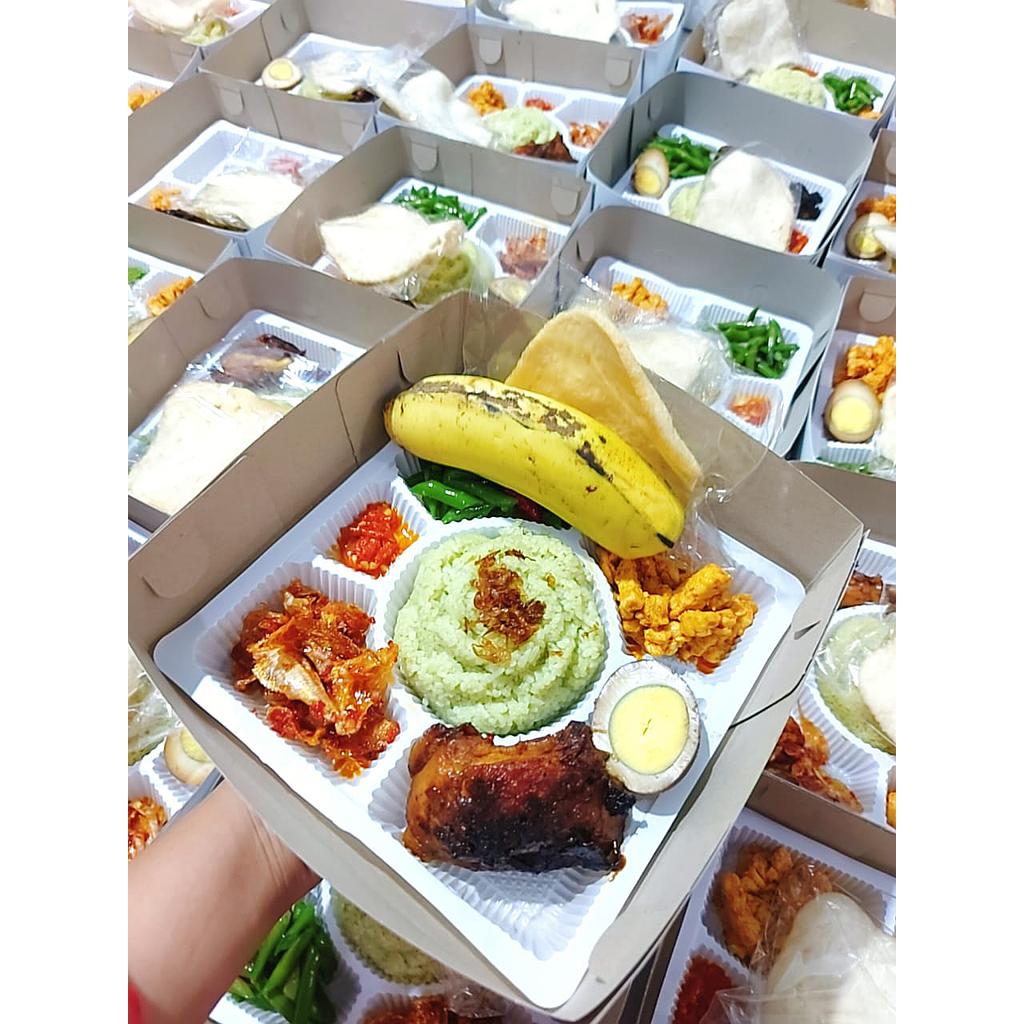 Paket Nasi Hijau Pandan isi Ayam bakar bumbu rujak - Ikan asin balado - Tempe orek - Buncis - Sambal - Telor pindang - Kerupuk - Buah - Puding/yakul - Aqua