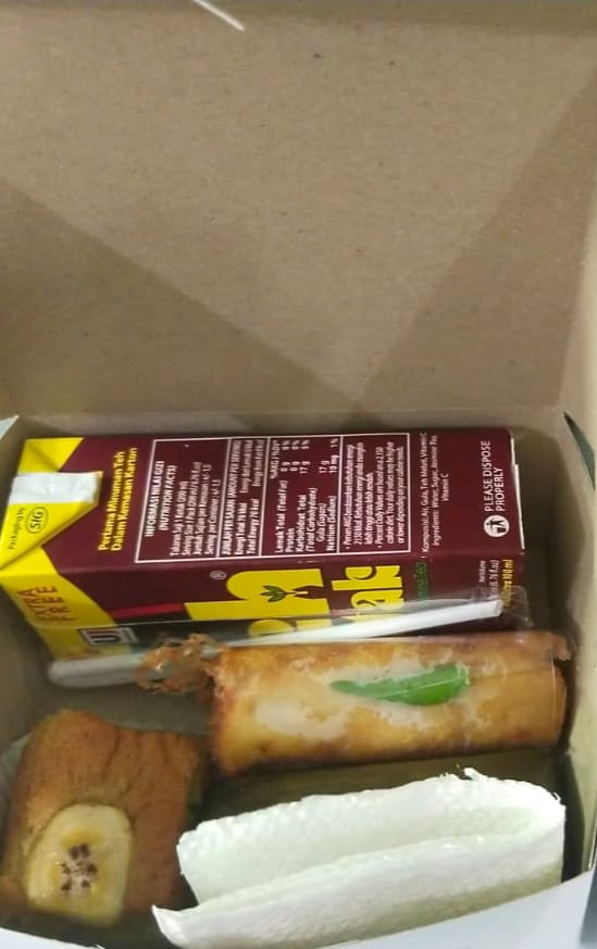 Snack Sosis Solo, Banana Cake, Lontong, Teh Kotak sri cookies