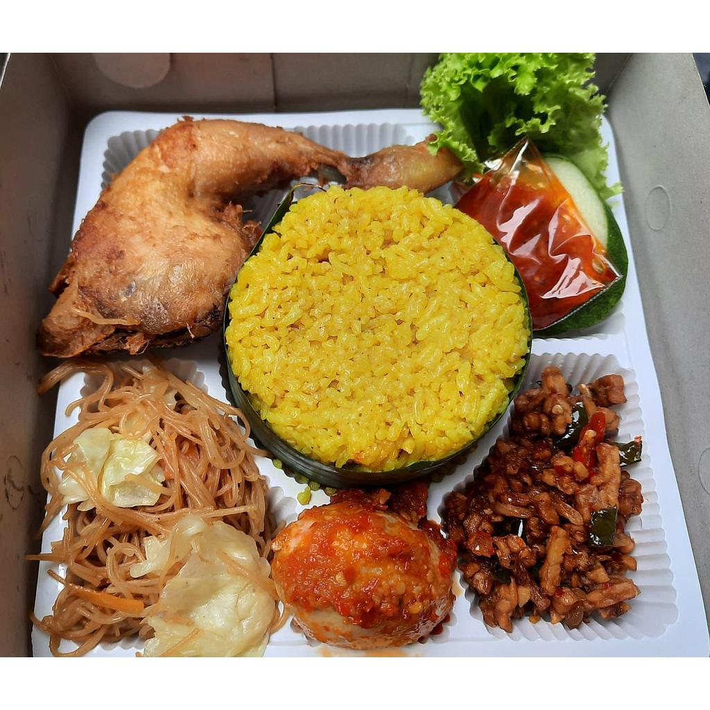 NASI KUNING SPESIAL AYAM GORENG DAN LAUK PAUK MELIMPAH