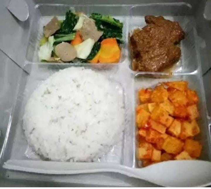 NASI RENDANG SPESIAL DIPADUKAN BERBAGAI MACAM LAUK PAUK