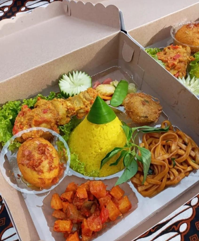 Paket nasi kuning