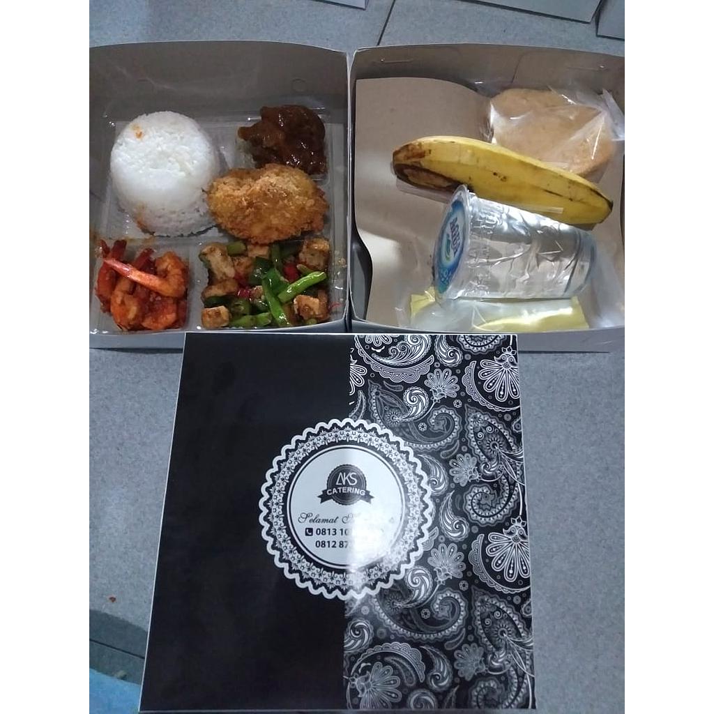 AKS Nasi, udang balado, semur daging, tagu goreng, sayur buncis dan  tahu, buah pisang, krupuk dan air