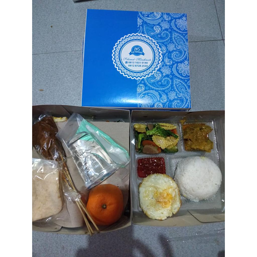 AKS Nasi, sate ayam, telur ceplok, ikan bumbu kuning, buah jeruk, krupuk dan air mineral