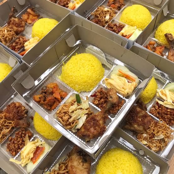 Nasi kuning box dan lauk by bunbun
