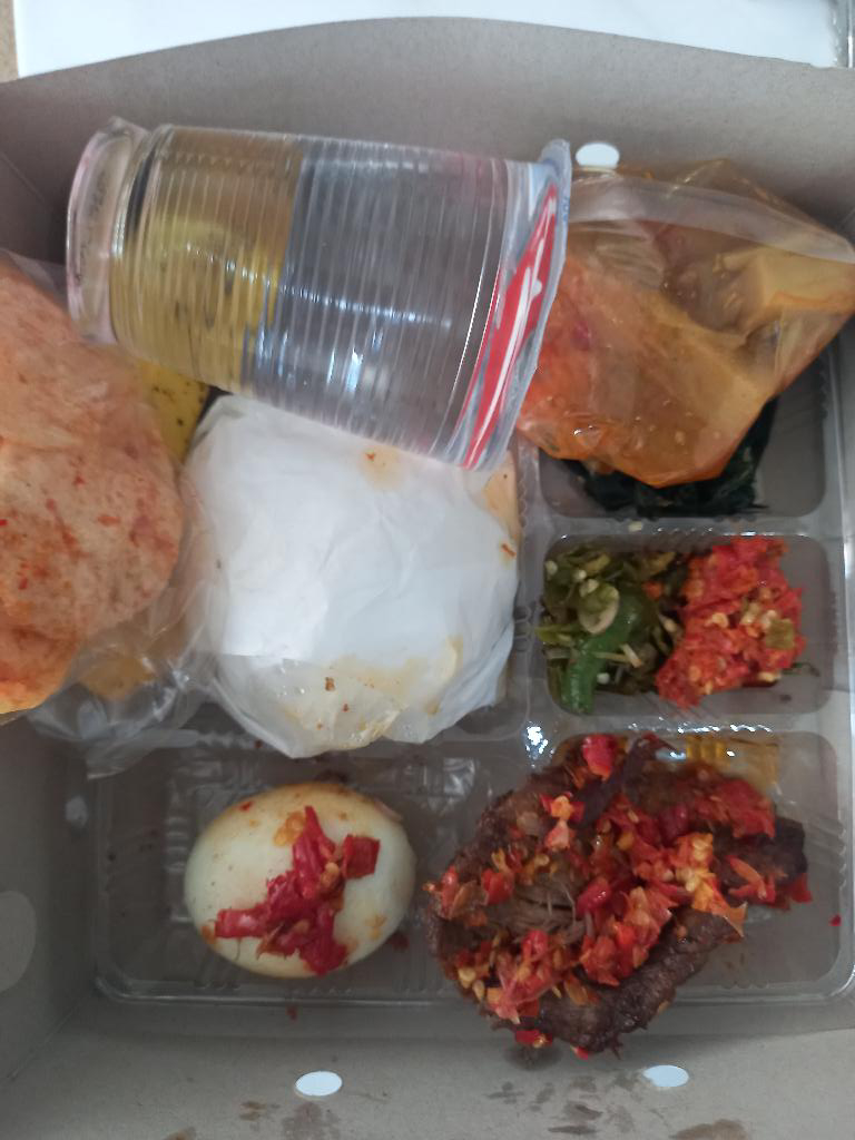 Nasi Box Dendeng Lambok dan Telor Bulat Padang Panjang