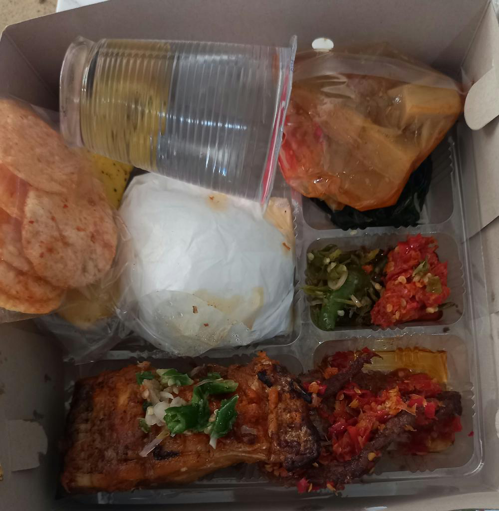 Nasi Box Ikan Gurame Bakar dan Dendeng Lambok Padang Panjang