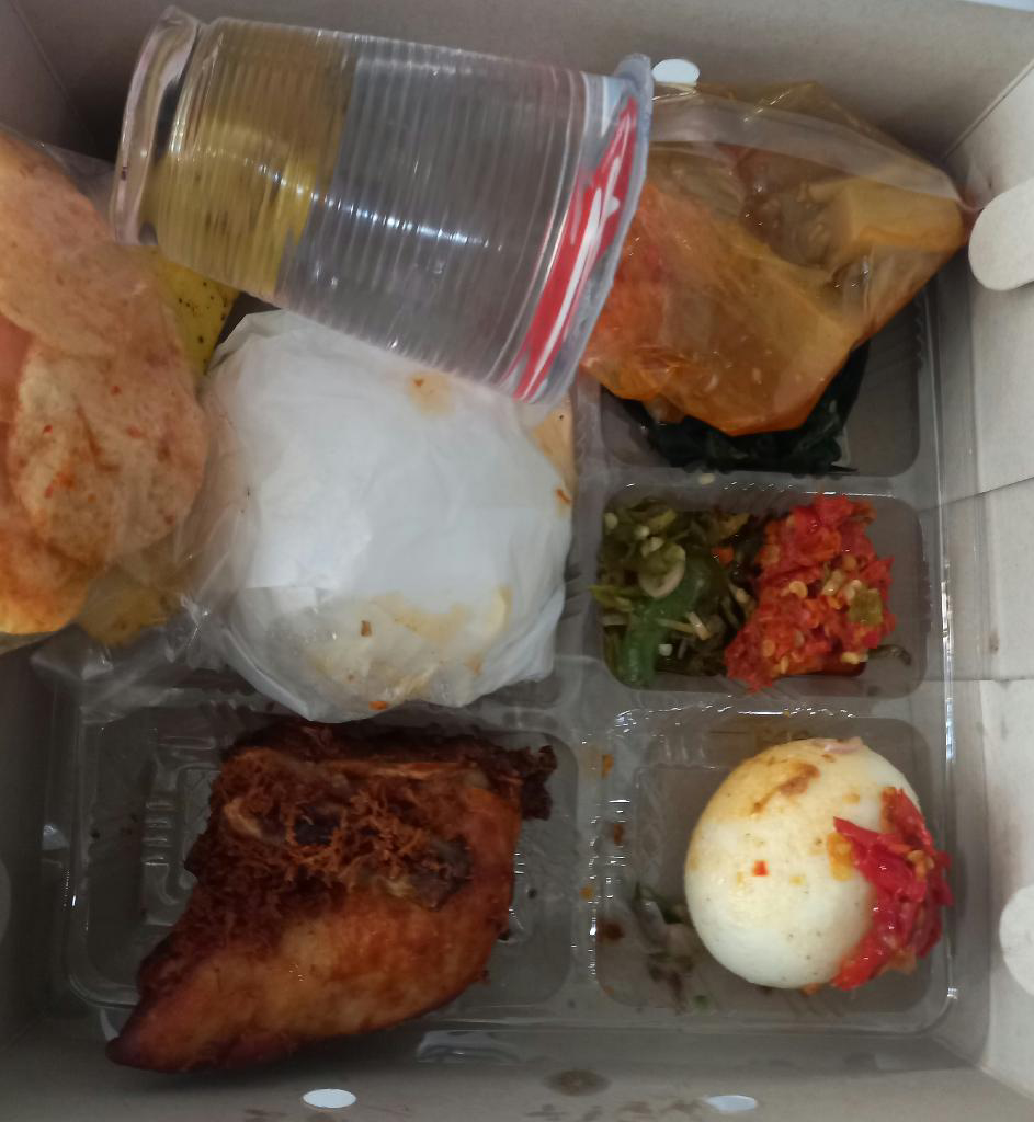 Nasi Box Ayam Goreng Serundeng dan Telor Bulat Padang Panjang