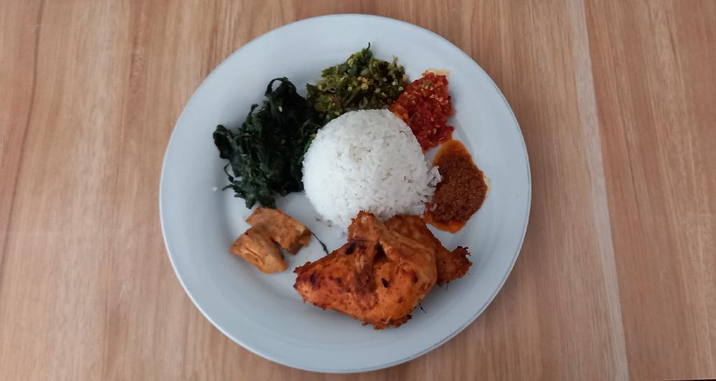 Nasi Bungkus Ayam Bakar dan Telor Bulat Padang Panjang