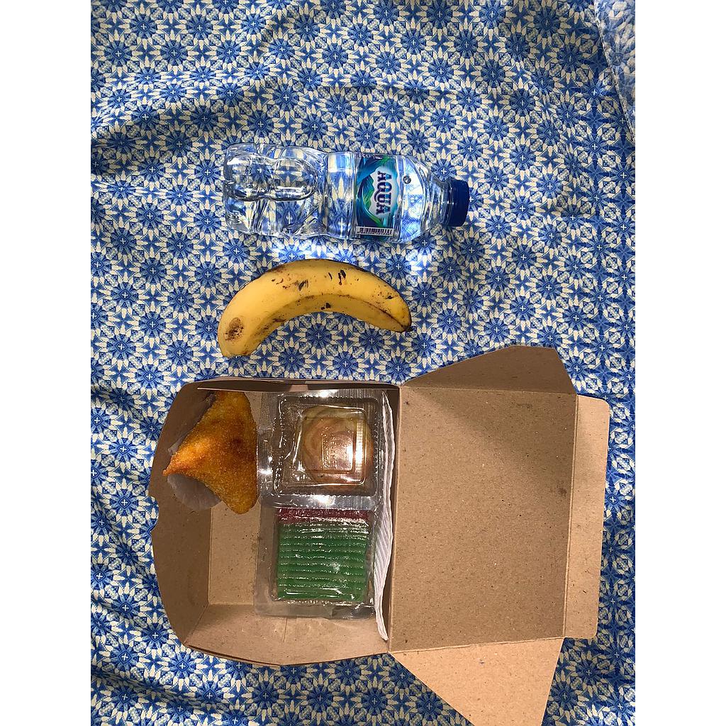 Snack box ( 2 kue manis, 1 asin, buah dan air mineral )