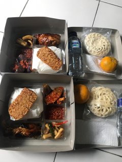 Nasi Box paket ayam goreng mahardika