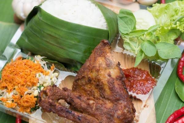 PAKET NASI AYAM BAKAR by Rawon Bu Samini
