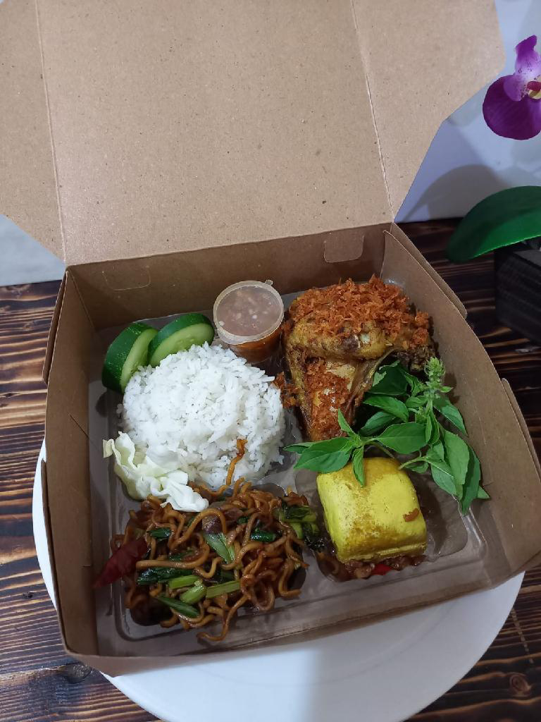 Nasi Ayam Goreng Serundeng