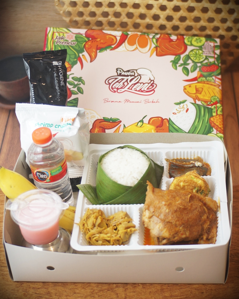 Nasi Box Ayam Goreng Serundeng
