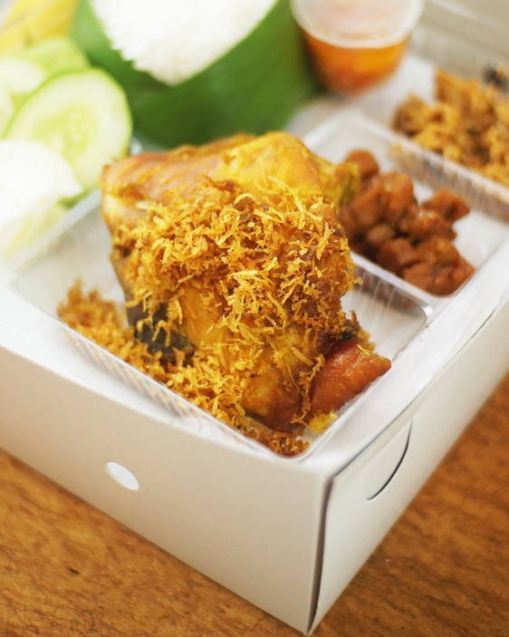 Nasi Box Ayam Goreng Serundeng